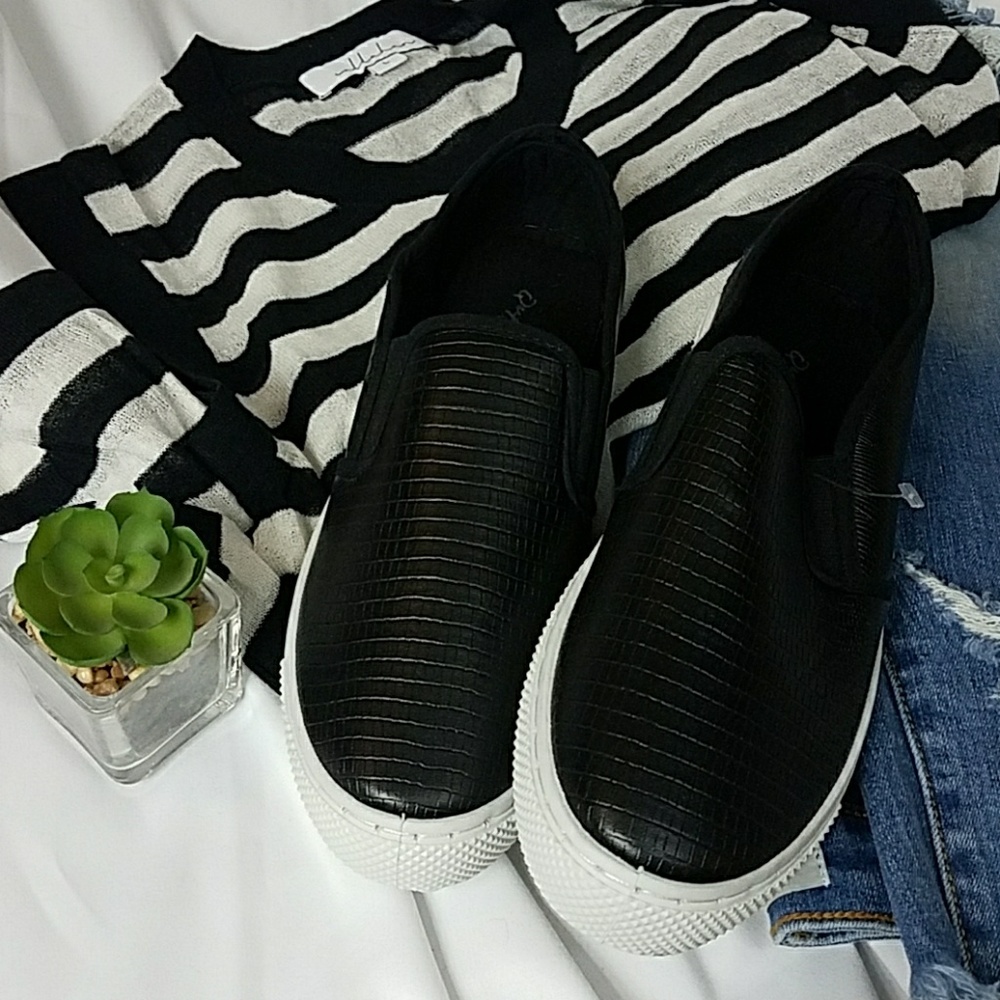 🎆HP🎆❣5🌟❣Black Vegan Leather Sneakers❣ - Picture 3 of 5